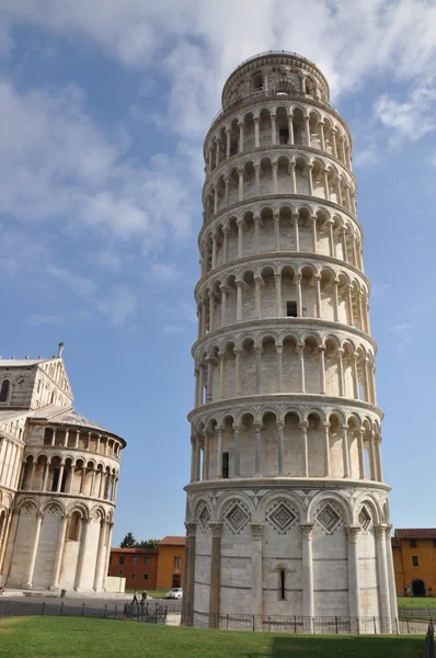 Der schiefe Turm von Pisa, Symbol der europäischen Feiertage in Italien — Stockfoto
