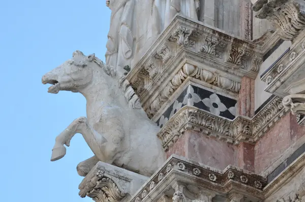 Marmoriveistoksia Sienan katedraalin julkisivulla — kuvapankkivalokuva