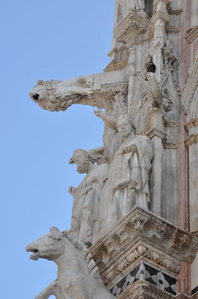 在锡耶纳的大教堂的外墙上的大理石雕塑 — 图库照片
