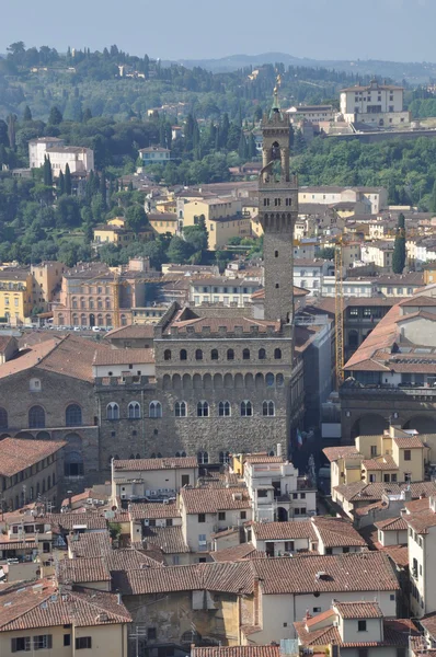 フィレンツェの屋根の上の水平方向のビュー — ストック写真