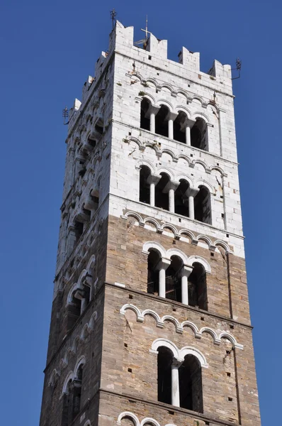 A tower with triforiums in Lucca Tuscany — Stock Photo, Image