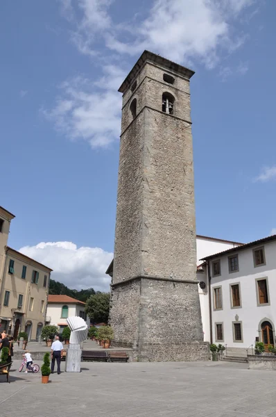 Stone tower in center of Garfagnana — Stock Photo, Image
