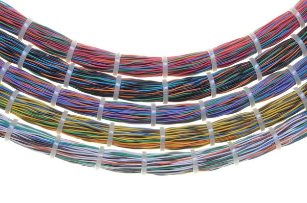 Svazky síťových kabelů pomocí kabelových spojek — Stock fotografie