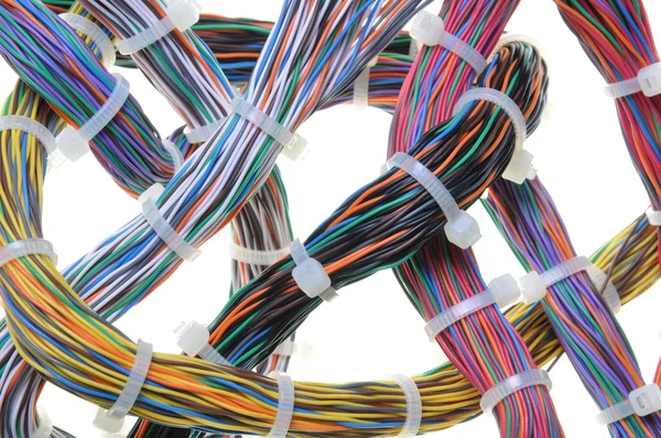Svazky síťových kabelů pomocí kabelových spojek — Stock fotografie