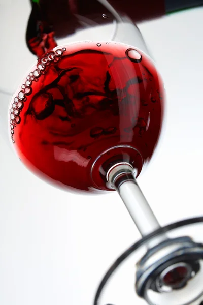 Ποτήρι κόκκινο κρασί και τα Χριστούγεννα παιχνίδ — ストック写真