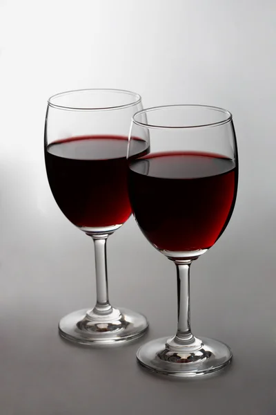 Δύο ποτήρια κόκκινο κρασί — Φωτογραφία Αρχείου