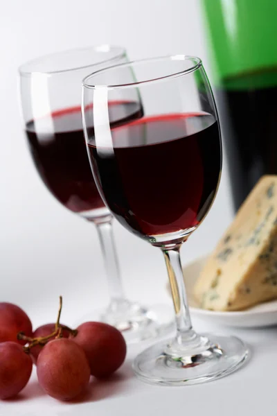 Queijo, uva e vinho tinto — Fotografia de Stock
