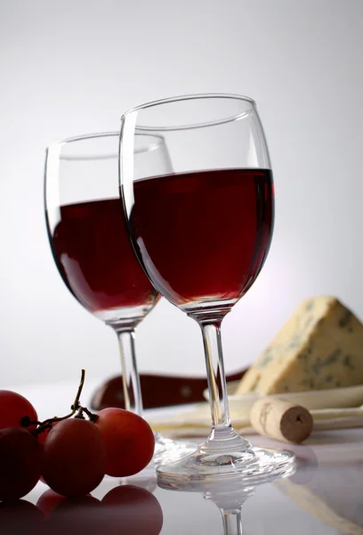 Queijo, uva e vinho tinto — Fotografia de Stock