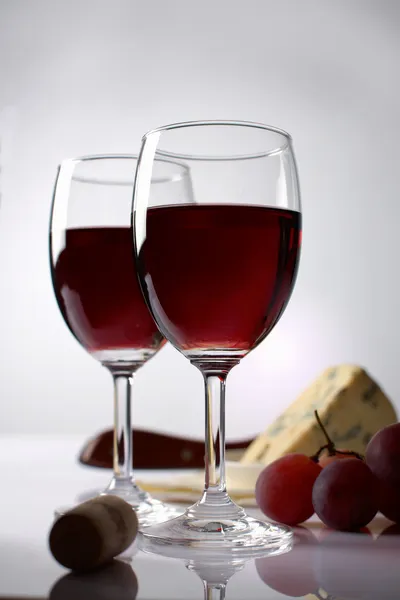 Formaggi, uva e vino rosso — Foto Stock