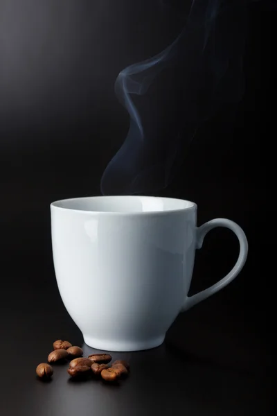 Vit kopp med ånga — Stockfoto