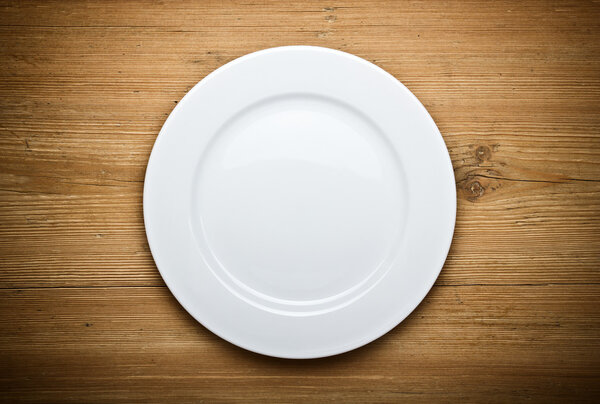 Пустая белая тарелка на деревянном столе #31905637 - Ларасток