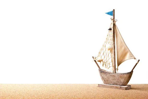 Модель корабля игрушка в песке на пляже — стоковое фото