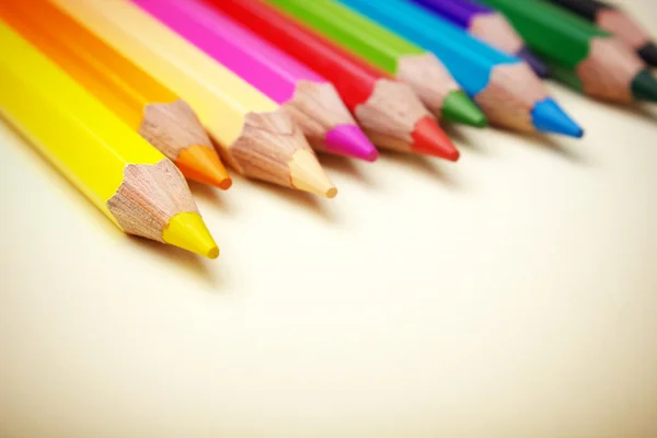 纸张背景上的彩色铅笔蜡笔 — 图库照片