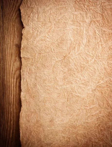 Papel velho sobre textura de madeira marrom com padrões naturais — Fotografia de Stock