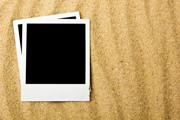 Пустая фотография на фоне пляжного песка — стоковое фото
