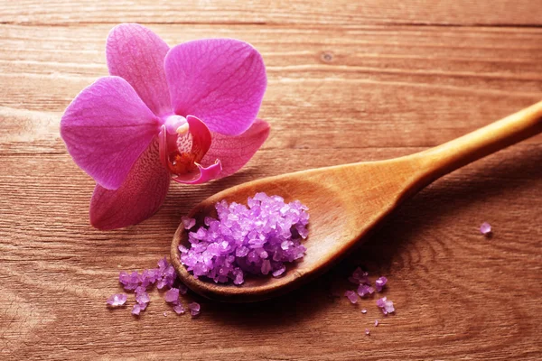 Koupelová sůl v lžíci a květy orchidejí — Stock fotografie