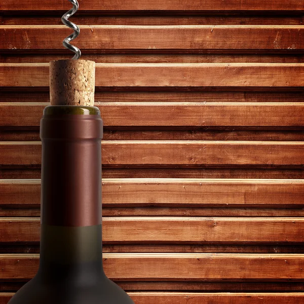 Штопор и бутылка вина на доске — стоковое фото