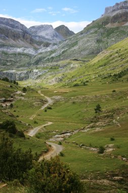 İspanyol pyrenees içinde uzun bir yol