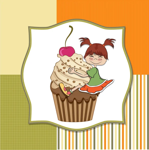 Κάρτα γενεθλίων με αστείο κορίτσι σκαρφαλωμένο σε cupcake — Φωτογραφία Αρχείου