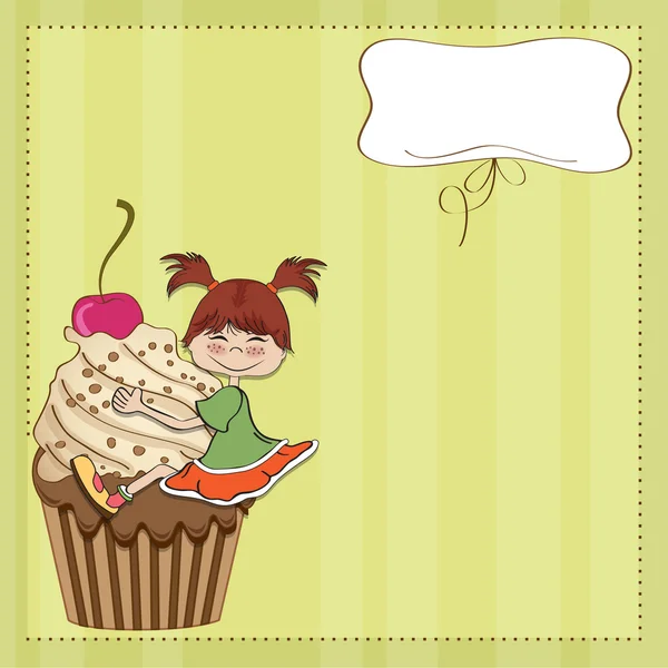 Листівка на день народження зі смішною дівчиною, що сидить на кексі — стокове фото