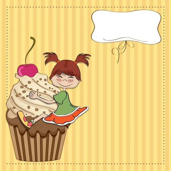 Cartão de aniversário com menina engraçada empoleirado no cupcake — Fotografia de Stock
