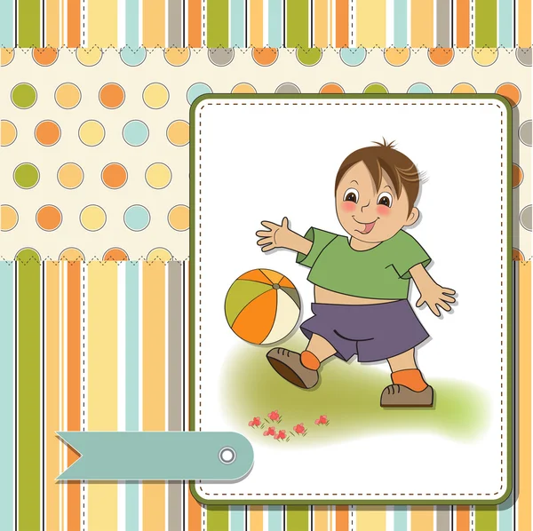 Мальчик играет в мяч — стоковое фото
