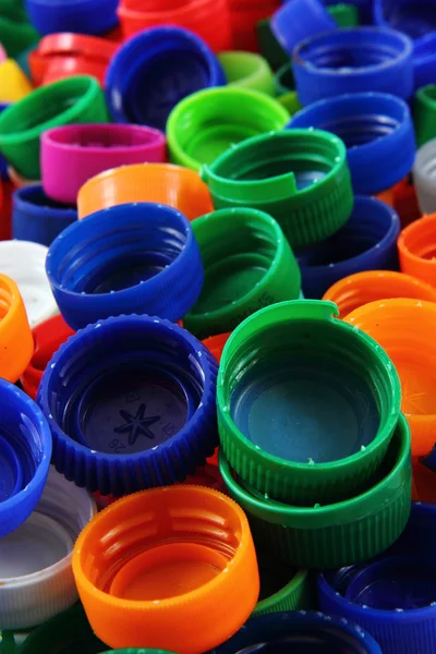Цветные пластиковые колпачки — стоковое фото