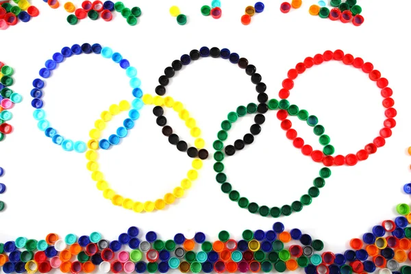 Символ Олимпийских игр из цветных пластиковых шапок — стоковое фото