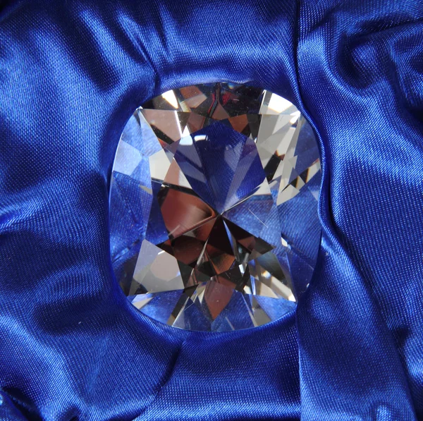 Diamant na modrém pozadí — Stock fotografie