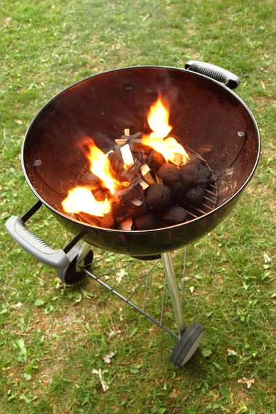 Grill mit Flammen — Stockfoto