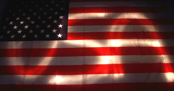 在黑暗中的美国国旗 — 图库照片