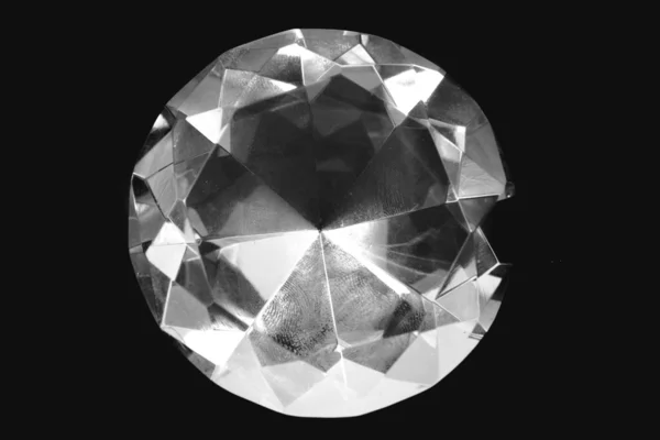 Diamant op de zwarte achtergrond — Stockfoto