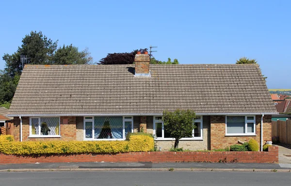 Két semidetached angol bungaló házak — Stock Fotó