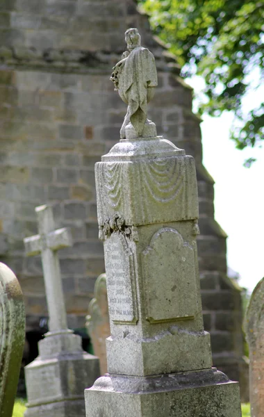 Velha lápide no cemitério — Fotografia de Stock
