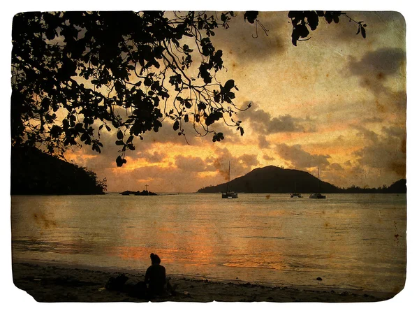 Západ slunce na moři, siluety. Stará pohlednice — Stock fotografie