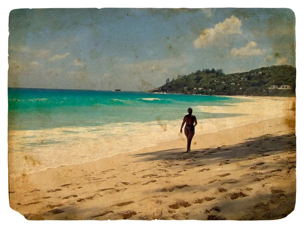 La donna sulla spiaggia. Vecchia cartolina . — Foto Stock