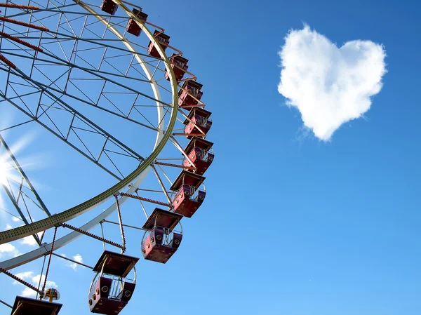 Wolke in Form von Herzen und Riesenrad — Stockfoto