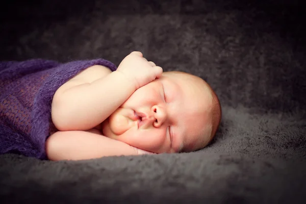 Portrét. novorozený chlapeček spí na dece. — Stock fotografie