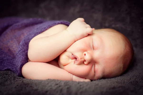 Portrét. novorozený chlapeček spí na dece. — Stock fotografie