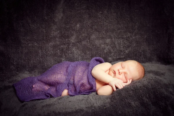 Pasgeboren babyjongen slapen. — Stockfoto