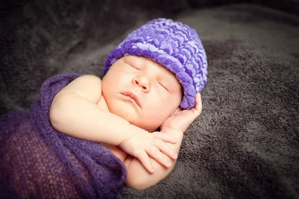 Menino recém-nascido adormecido . — Fotografia de Stock