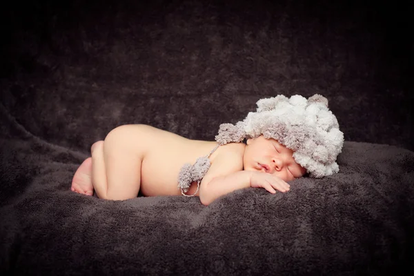 生まれたばかりの赤ちゃん男の子、毛布の上で寝る. — ストック写真