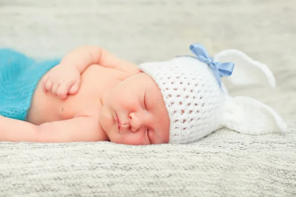 Новорожденный мальчик спит на одеяле . — стоковое фото