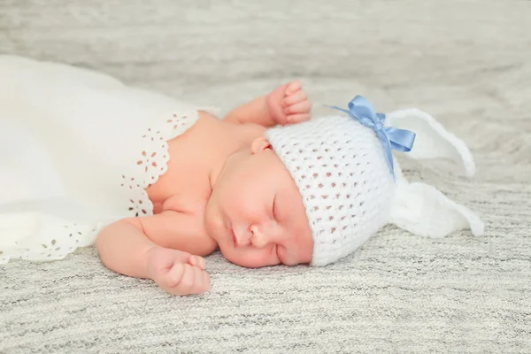 生まれたばかりの赤ちゃんは青い帽子をかぶっていると上で眠って敷設 — ストック写真