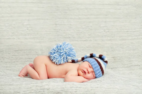 刚出生的婴儿 (7 天龄) 在针织条纹帽子 — 图库照片