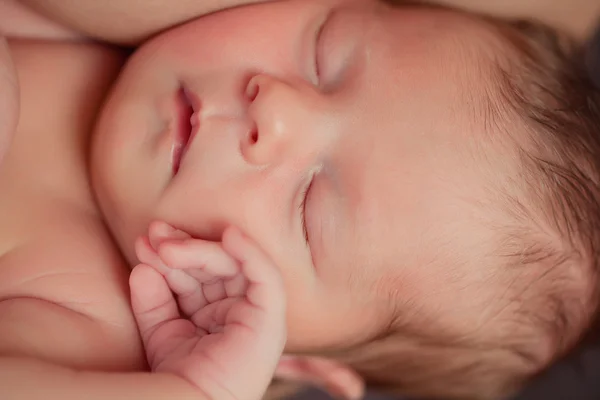 Pasgeboren babymeisje direct na levering. zoete baby meisje portret — Stockfoto