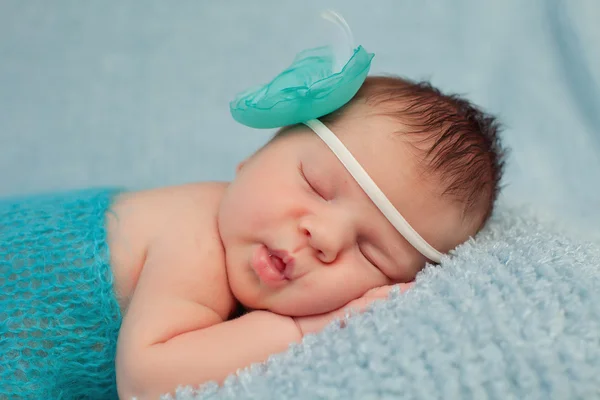 Een slapende babymeisje met bloem — Stockfoto