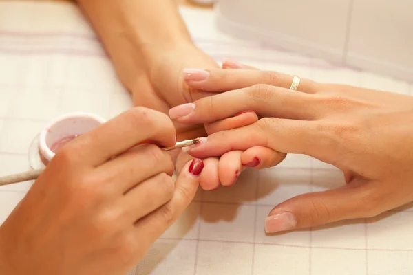 A woman is getting manicure — Stock Photo, Image