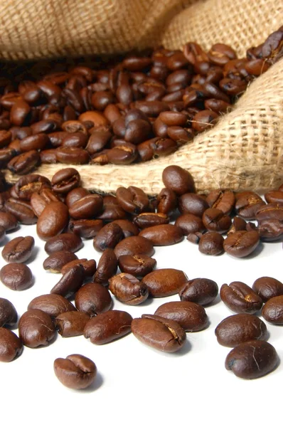 Kávová zrna a pytlovina pytel — Stock fotografie