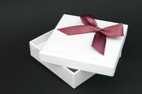Λευκό δώρο με μωβ κορδέλα — Φωτογραφία Αρχείου